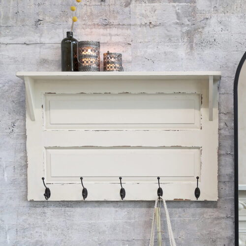 Appendiabiti shabby chic crema antico con 5 ganci in ferro e ripiano superiore, ideale per ingresso o camera da letto.