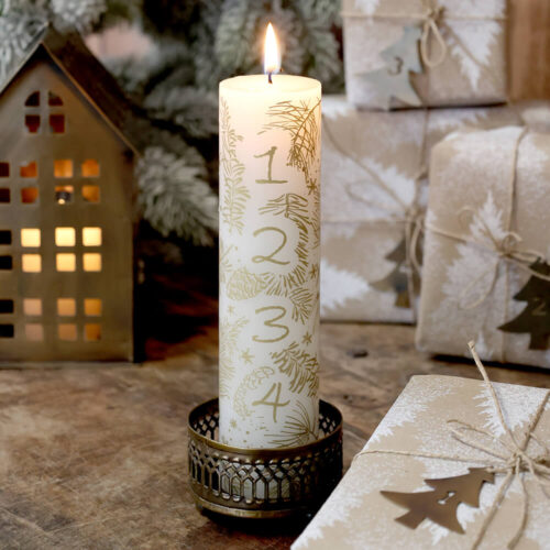 Candela dell'Avvento bianca con numeri dorati da 1 a 4, decorazione natalizia elegante e raffinata.