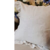 Cuscino in lino bianco Amore con ricamo floreale e bordatura a rouche romantica, misura 45x45 cm.