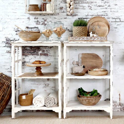 Mobiletto shabby chic in legno di abete con 3 ripiani, colore crema antico, ideale per decorazioni e organizzazione.