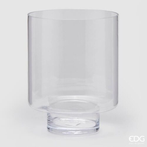 Scopri l’elegante vaso cilindrico in vetro trasparente EDG con base a piedistallo, ideale per composizioni floreali e decorazioni con candele. Design raffinato per ogni ambiente.
