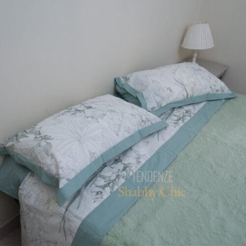 Completo letto matrimoniale Zoe in cotone con stampa floreale verde e balza tono su tono.