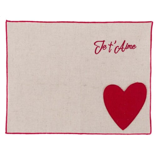 tovaglietta beige con cuore rosso e je t'aime ricamata