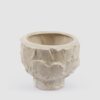 Vaso decorativo in ceramica Chakra di EDG, colore avorio con texture organica, su tavolo con decorazioni natalizie.