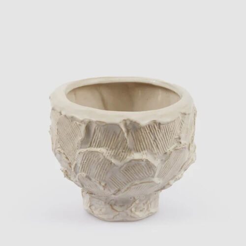 Vaso decorativo in ceramica Chakra di EDG, colore avorio con texture organica, su tavolo con decorazioni natalizie.
