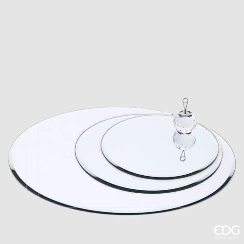 Base tonda a specchio in vetro disponibile in tre misure, piccolo, medio e grande, per arricchire la decorazione degli ambienti con eleganza. Prodotto EDG.