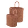 Set di 2 cestini in abaca naturale con ganci, dimensioni 16x12x16 cm.