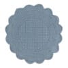Sottopiatto tondo blu con bordo decorativo sagomato e trama trapuntata, ideale per una tavola elegante.