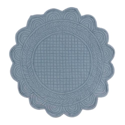 Sottopiatto tondo blu con bordo decorativo sagomato e trama trapuntata, ideale per una tavola elegante.