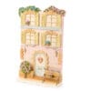 Decorazione in resina 28x9x40.5 cm raffigurante una casa shabby chic con dettagli floreali, finestre con persiane e panchina romantica. Perfetta per decorare con stile.