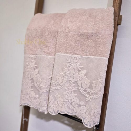 Paire de serviettes de bain en éponge et dentelle Versailles Polvere di Cipria – Image 3