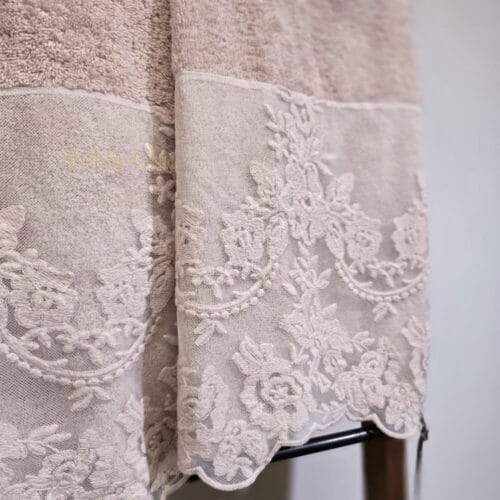Paire de serviettes de bain en éponge et dentelle Versailles Polvere di Cipria – Image 2