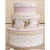 Set di 3 scatole in carta rigida 1000 gsm con decorazioni di coniglietti e fiori color pastello. Dimensioni: piccola 16x7,5 cm, media 20x9 cm, grande 25,5x10 cm. Collezione Dorothy di Nuvole di Stoffa.