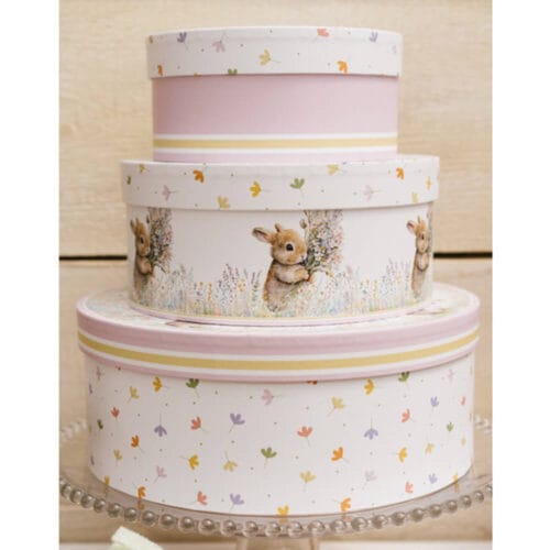 Set di 3 scatole in carta rigida 1000 gsm con decorazioni di coniglietti e fiori color pastello. Dimensioni: piccola 16x7,5 cm, media 20x9 cm, grande 25,5x10 cm. Collezione Dorothy di Nuvole di Stoffa.