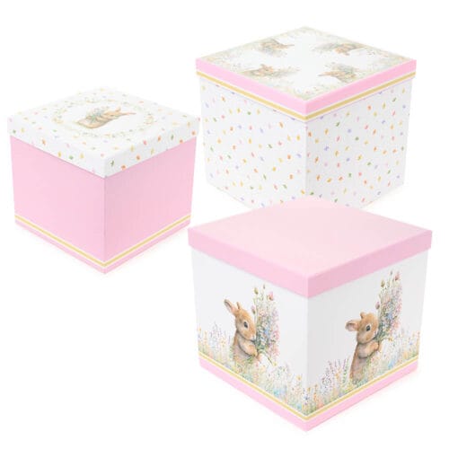Set di 3 scatole quadrate in carta decorata con coniglietti e fiori pastello. Dimensioni: piccola 20x20x18 cm, media 23x23x21 cm, grande 25x25x23 cm. Collezione Dorothy di Nuvole di Stoffa.