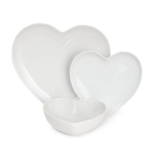 Servizio di piatti in porcellana bianca a forma di cuore, composto da 18 pezzi per 6 persone. Design romantico ed elegante, perfetto per ogni occasione.