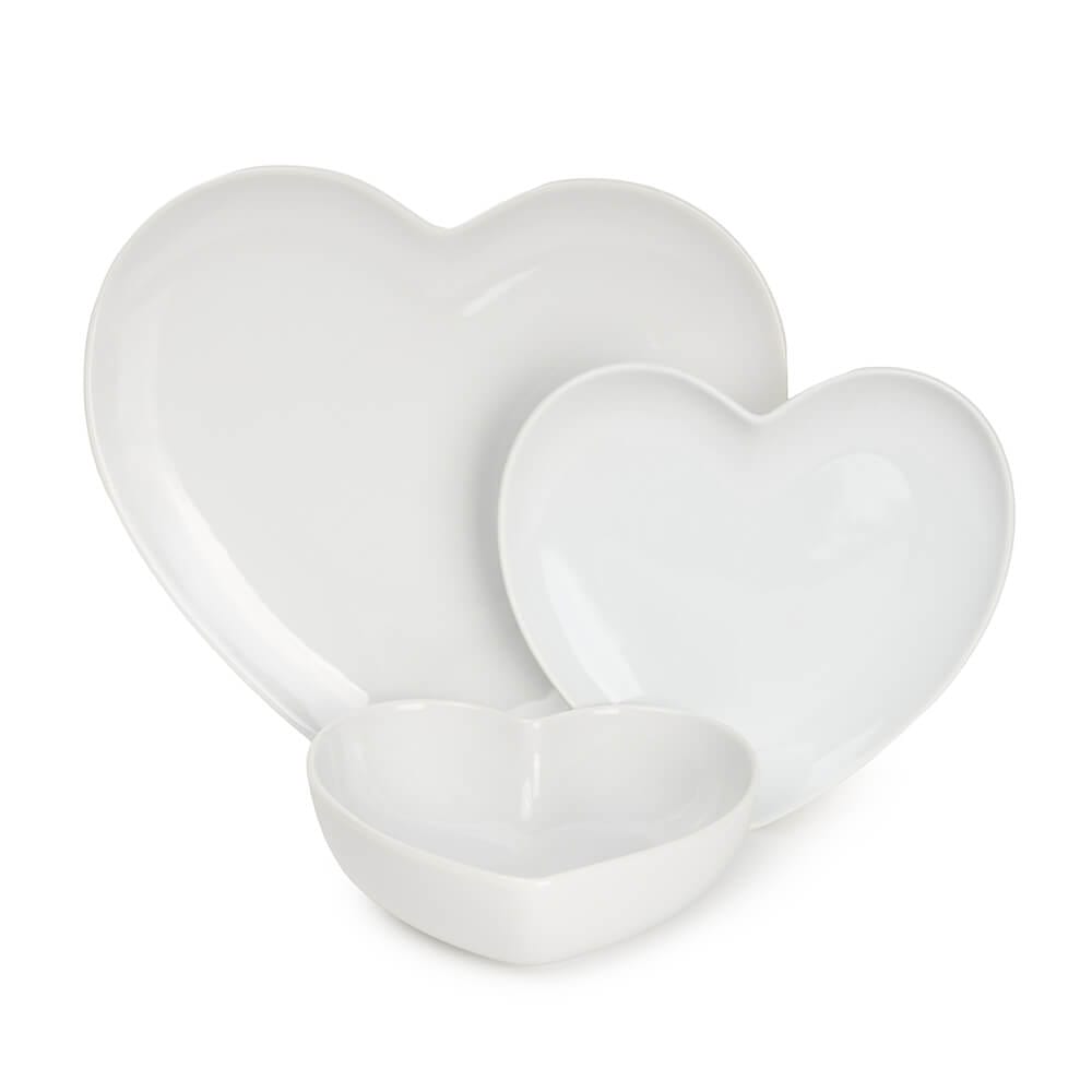 Servizio di piatti in porcellana bianca a forma di cuore, composto da 18 pezzi per 6 persone. Design romantico ed elegante, perfetto per ogni occasione.
