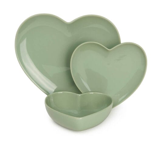 Servizio di piatti in porcellana verde a forma di cuore, composto da 18 pezzi per 6 persone. Design romantico ed elegante, perfetto per ogni occasione.
