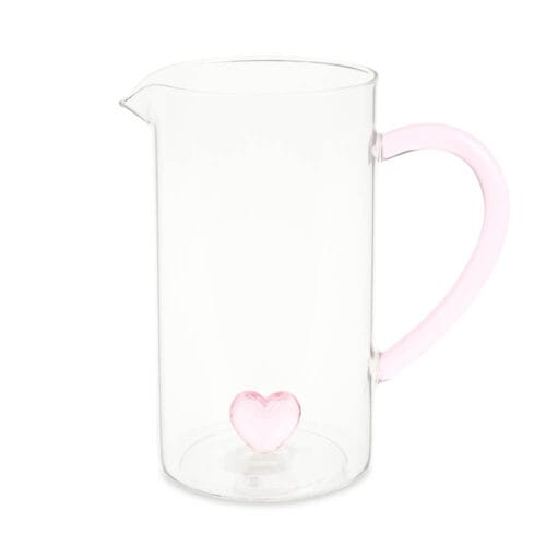Brocca in vetro trasparente con cuore rosa alla base e manico in vetro rosa, ideale per servire bevande con stile e raffinatezza.