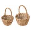 Coppia di cesti in vimini intrecciato con manico, uno grande e uno piccolo, perfetti per decorare o organizzare.