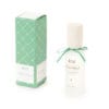 Profumatore ambiente Wild Musk in flacone satinato bianco con tappo in ceramica bianca, decorato con fiocco verde e scatola abbinata verde a motivi geometrici.