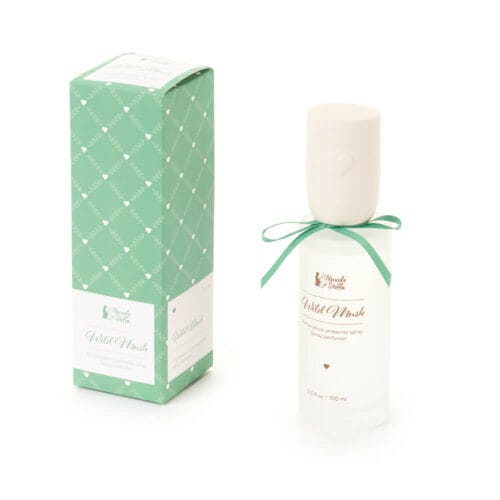Profumatore ambiente Wild Musk in flacone satinato bianco con tappo in ceramica bianca, decorato con fiocco verde e scatola abbinata verde a motivi geometrici.