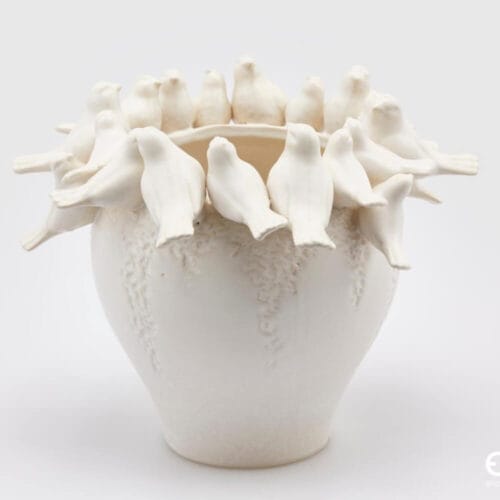 Vaso in ceramica bianca EDG con decorazione di colombi posati sul bordo, altezza 26 cm e diametro 32 cm.