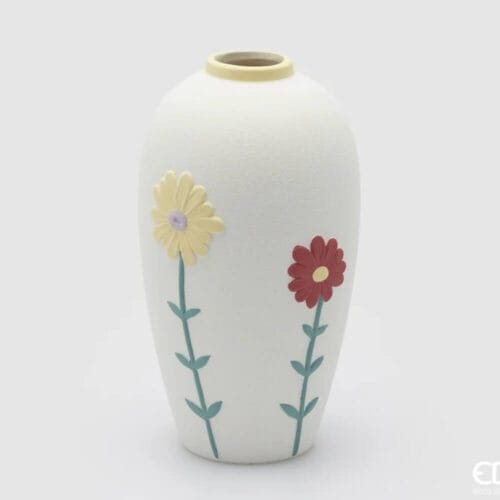 Vaso EDG in ceramica opaca bianca con motivi floreali in rilievo, altezza 27 cm e diametro 15 cm.