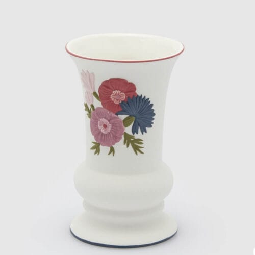Vaso EDG in ceramica bianca con decorazioni floreali multicolor in rilievo, altezza 23 cm, diametro 14 cm.
