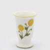 Vaso in ceramica bianca EDG con decorazioni floreali gialle, altezza 18 cm e diametro 12 cm.