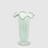 Vaso in vetro verde con design a campanula e bordo ondulato rifinito, altezza 25 cm.