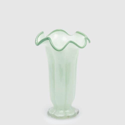 Vaso in vetro verde con design a campanula e bordo ondulato rifinito, altezza 25 cm.