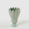 Vaso in ceramica azzurro con dettagli fogliati in rilievo e bordo sagomato, altezza 21 cm.