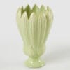 Vaso in ceramica verde con dettagli in rilievo a forma di foglie e bordo sagomato, altezza 26,5 cm.