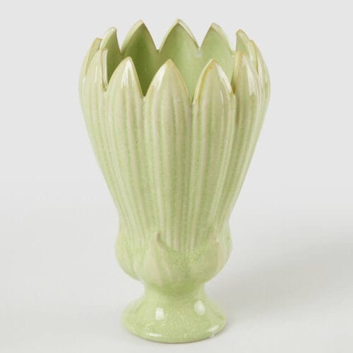 Vaso in ceramica verde con dettagli in rilievo a forma di foglie e bordo sagomato, altezza 26,5 cm.