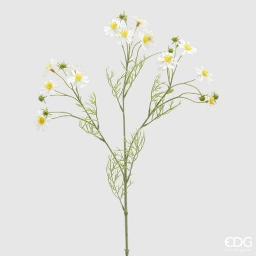 Ramo artificiale di camomilla con fiori bianchi e gialli, foglie verdi sottili, altezza 70 cm, ideale per decorazioni naturali.