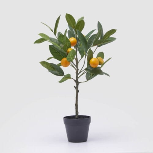 Mandarino decorativo in vaso nero con foglie verdi e frutti arancioni realistici, H48 cm.