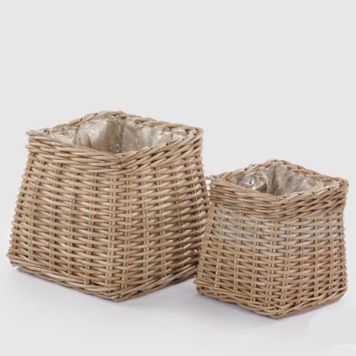 Cesto quadrato in vimini naturale con rivestimento interno in plastica trasparente, ideale per decorazioni o utilizzi pratici, in due diverse dimensioni.
