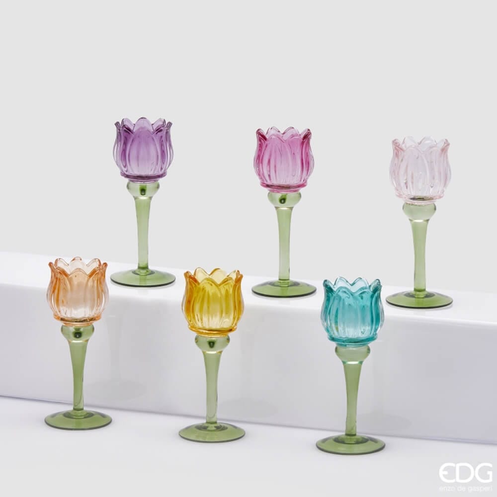 Portacandele Tulipano EDG in vetro colorato con base verde, disponibile in sei colori assortiti: ambra, giallo, azzurro, rosa, fucsia e viola.