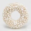 Ghirlanda decorativa realizzata con conchiglie bianche di diverse forme e dimensioni, adatta per decorazioni eleganti.