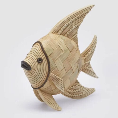 Decorazione a forma di pesce in fibra naturale, con dettagli intrecciati su pinne e corpo, design artigianale unico.