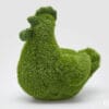 Gallina decorativa in erba sintetica, dimensioni H.50 cm, ideale per decorazioni da giardino o esterni.