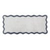 Tappeto da bagno sagomato in cotone bianco con bordo ondulato grigio, misura 50x110 cm, design elegante e pratico.