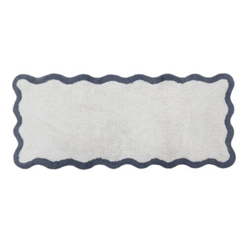 Tappeto da bagno sagomato in cotone bianco con bordo ondulato grigio, misura 50x110 cm, design elegante e pratico.