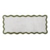 Tappeto da bagno sagomato in cotone bianco con bordo ondulato verde, misura 50x110 cm, design elegante e pratico.