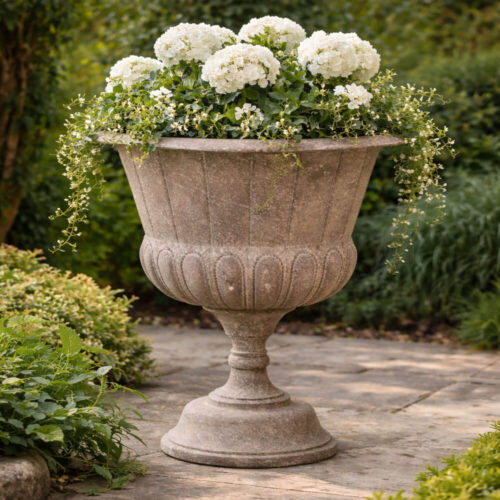 Vaso vintage in metallo, design ispirato alla Provenza, con dettagli decorativi e finitura rustica, misura 59x57 cm.