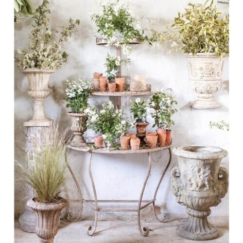 Mémoires de Provence: la elegancia atemporal del estilo shabby chic 4 Consolle da parete con struttura in metallo, tre ripiani decorati con bordi ad arco e gambe ricurve, ideale per esporre piante o oggetti decorativi.