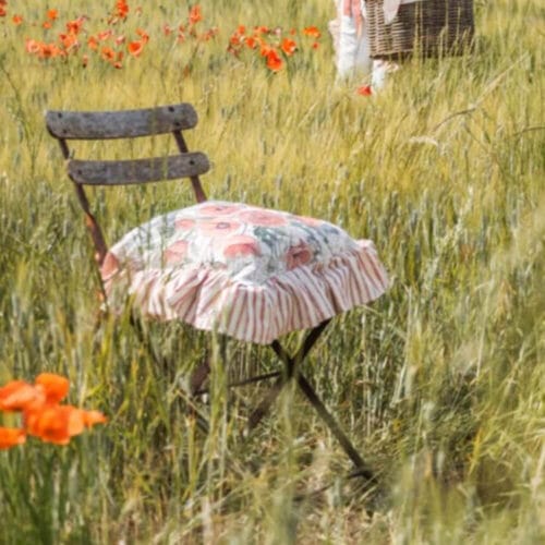 Copri cuscino Blanc Mariclò in cotone, decorato con papaveri rossi, dettagli floreali e gala a righe rosse da 12 cm, con fiocchi laterali.