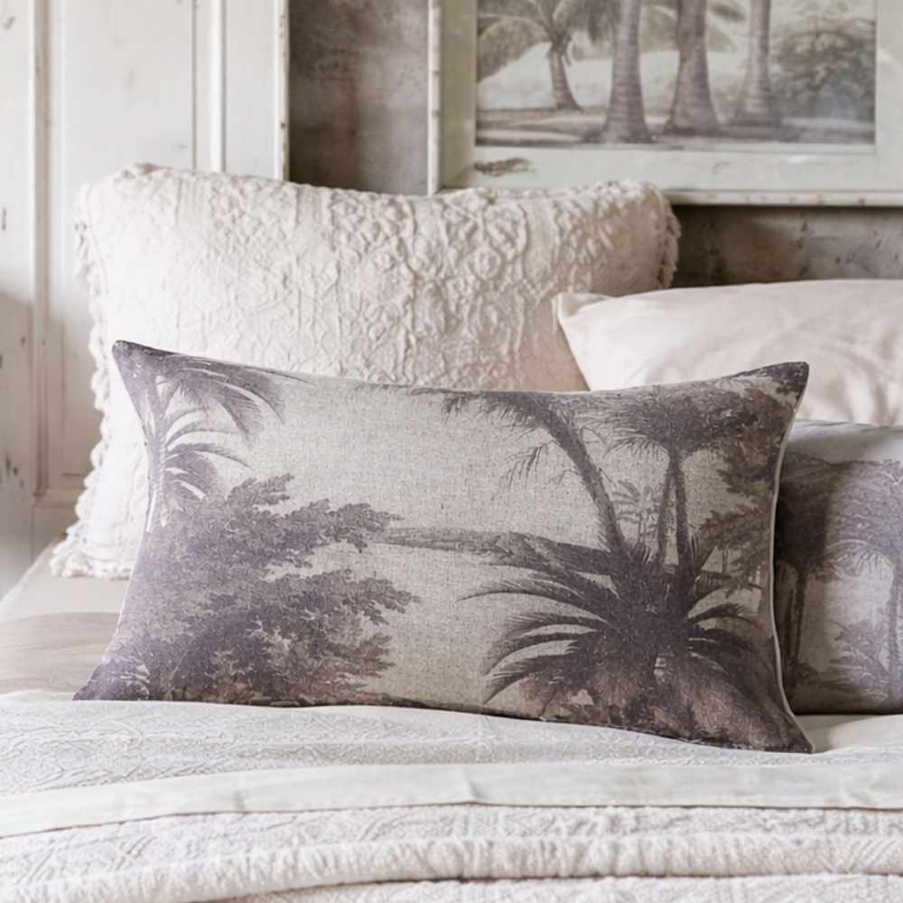 Blanc Mariclò Cuscino Stampato Tropicale Le Paysage Rettangolare 30x45 1 Cuscino rettangolare con stampa tropicale in toni neutri, collezione Le Paysage, sfoderabile e lavabile, dimensioni 30 x 45 cm.