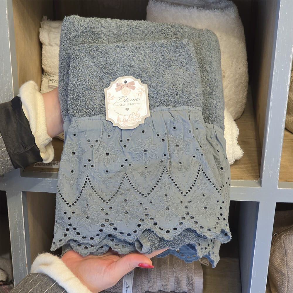 Paire de serviettes de toilette et d'invités en coton avec volant de dentelle sangallo teint dans la masse, coloris gris foncé, dimensions 40x60 cm et 60x110 cm.